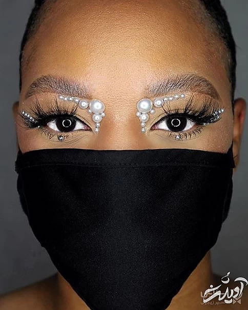 آرایش چشم مرواریدی و ماسک مشکی